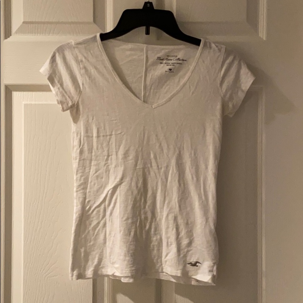 white hollister tshirt